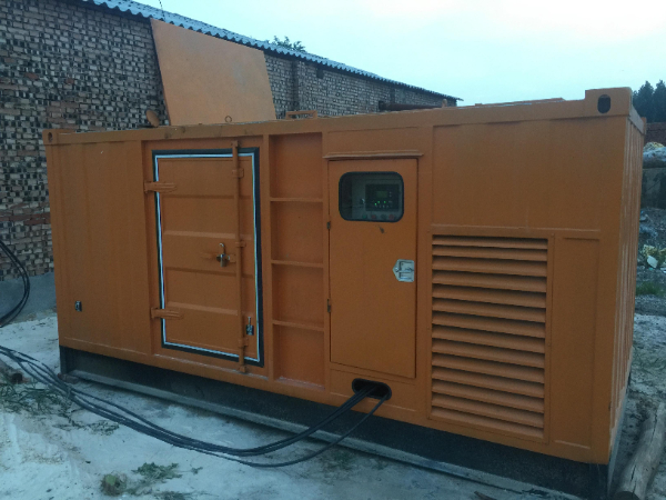 清镇发电机组长期使用中，电缆线的敷设路径有哪些要求？